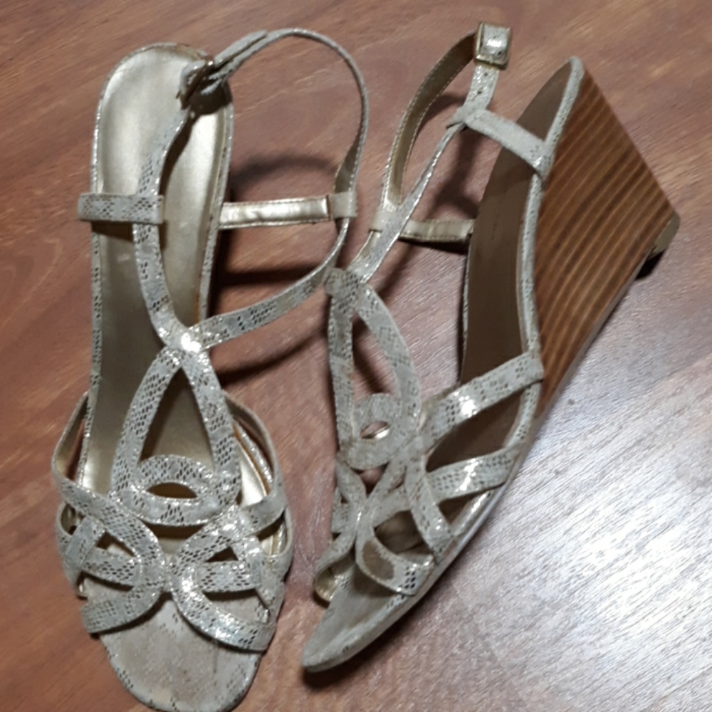Bandolino gold tone wedge sandals sz 9